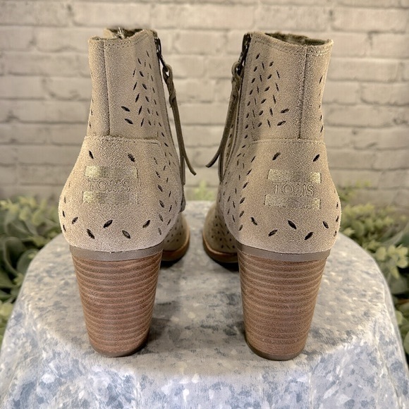 TOMS Majorca Beige Suede Peep Toe Perforated Fashion Ankle Booties WMS 9M✨EUC✨ - Picture 3 of 11